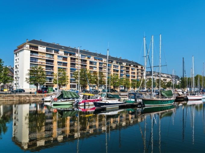 Ville de Caen avec des bateaux